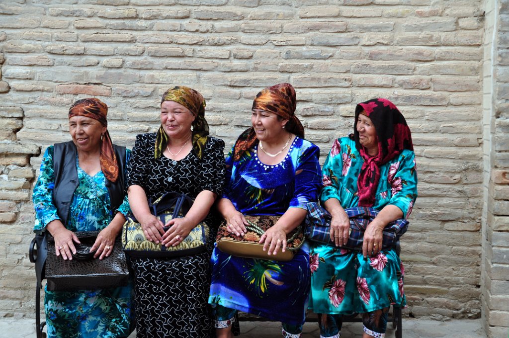 37 Samarcanda - donne uzbeke in pellegrinaggio a Shaki Zinda.JPG